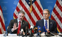 Le secrétaire américain au Trésor, Scott Bessent (d), et le représentant américain au Commerce, Jamieson Greer, lors d'une conférence de presse à Genève, le 12 mai 2025 ( AFP / Fabrice COFFRINI )