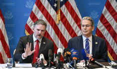 Le secrétaire américain au Trésor, Scott Bessent (d), et le représentant américain au Commerce, Jamieson Greer, lors d'une conférence de presse à Genève, le 12 mai 2025 ( AFP / Fabrice COFFRINI )