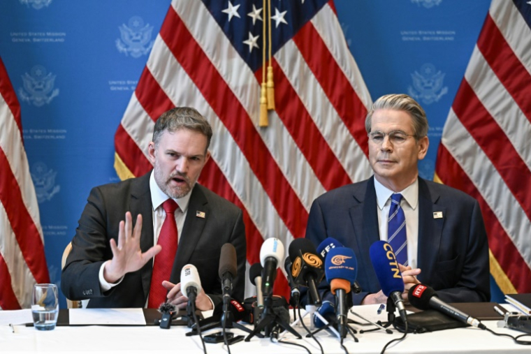 Le secrétaire américain au Trésor, Scott Bessent (d), et le représentant américain au Commerce, Jamieson Greer, lors d'une conférence de presse à Genève, le 12 mai 2025, après une réunion à huis clos de deux jours entre les hauts responsables américains et chinois pour fin à une guerre tarifaire ( AFP / Fabrice COFFRINI )