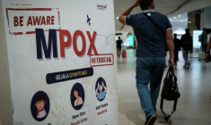 Un panneau d'information sur la variole du singe (mpox) à l'aéroport international Soekarno-Hatta de Tangerang ,le 26 août 2024 en Indonésie ( AFP / YASUYOSHI CHIBA )