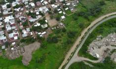 Vue aérienne de ce que l'on appelle communément le "canal de la mort", dans le nord-ouest de Guayaquil, en Équateur, le 12 juin 2026. Des centaines de corps de victimes d'enlèvements, d'actes criminels ou d'affrontements entre gangs ont été retrouvés dans le "Canal de la mort" ( AFP / MARCOS PIN )
