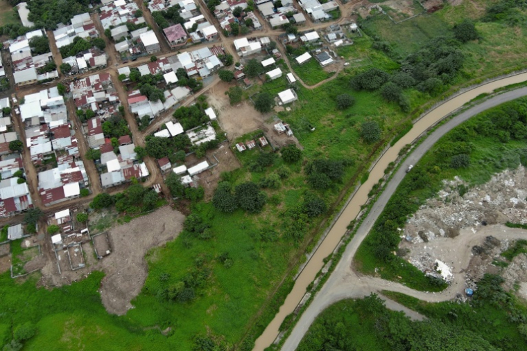 Vue aérienne de ce que l'on appelle communément le "canal de la mort", dans le nord-ouest de Guayaquil, en Équateur, le 12 juin 2026. Des centaines de corps de victimes d'enlèvements, d'actes criminels ou d'affrontements entre gangs ont été retrouvés dans le "Canal de la mort" ( AFP / MARCOS PIN )