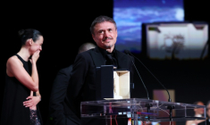 Le réalisateur, scénariste et producteur roumain Cristian Mungi après avoir remporté la Palme d'Or pour le film « Fjord » lors de la cérémonie de clôture de la 79e édition du Festival de Cannes, le 23 mai 2026. ( AFP / Valery HACHE )