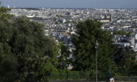 Un homme est assis sur un trottoir de la Butte Montmartre, à Paris, le 12 août 2025, en pleine canicule ( AFP / Martin LELIEVRE )
