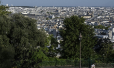 Un homme est assis sur un trottoir de la Butte Montmartre, à Paris, le 12 août 2025, en pleine canicule ( AFP / Martin LELIEVRE )