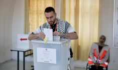 Un Palestinien vote lors des élections municipales à Jénine, ville de Cisjordanie occupée par Israël, le 25 avril 2026 ( AFP / Marco Longari )