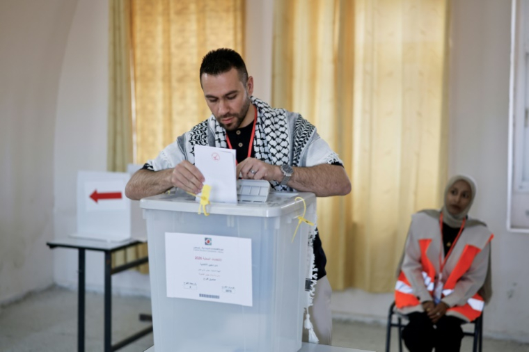 Un Palestinien vote lors des élections municipales à Jénine, ville de Cisjordanie occupée par Israël, le 25 avril 2026 ( AFP / Marco Longari )