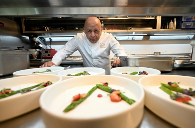 Le chef Thierry Marx dans la cuisine de son restaurant Madame Brasserie, à Paris, le 15 juin 2022 ( AFP / Emmanuel DUNAND )