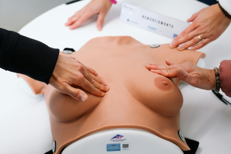 Exercice de palpation pour des femmes venues se renseigner lors d'une campagne de prévention du cancer du sein  à Strasbourg, le 9 octobre 2024 ( AFP / Abdesslam MIRDASS )