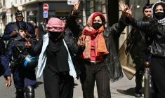 Des manifestants evacués du site de Sciences Po Paris, le 3 mai 2024. ( AFP / MIGUEL MEDINA )