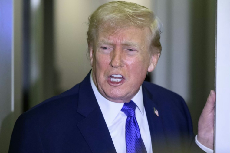 Le président américain Donald Trump s'adresse aux journalistes à bord d'Air Force One à destination de la base Andrews, le 16 février 2026 ( AFP / Mandel NGAN )