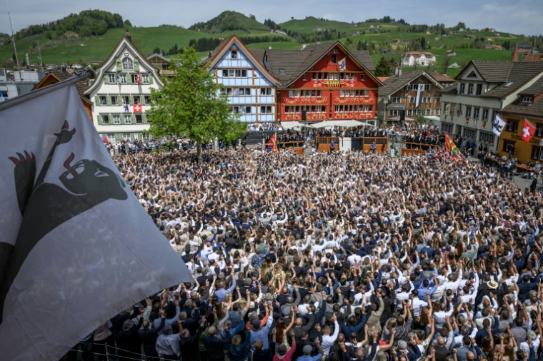 Des habitants d'Appenzell Rhodes-Intérieures, en Suisse, votent à main levée, le 26 avril 2026, conformément à une tradition datant du XVe siècle ( AFP / Fabrice COFFRINI )