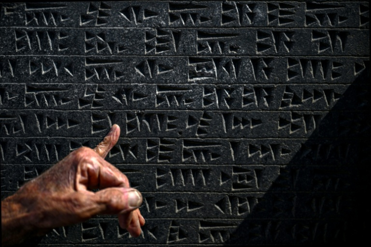 Une tablette gravée en langue d'Urartu à la forteresse de Cavustepe, près de Van, dans l'est de la Turquie, le 22 juillet 2026 ( AFP / Ozan KOSE )