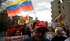 Des personnes devant le tribunal du district sud de Manhattan où comparaît Nicolas Maduro, le 26 mars 2026 à New York ( AFP / John Lamparski )