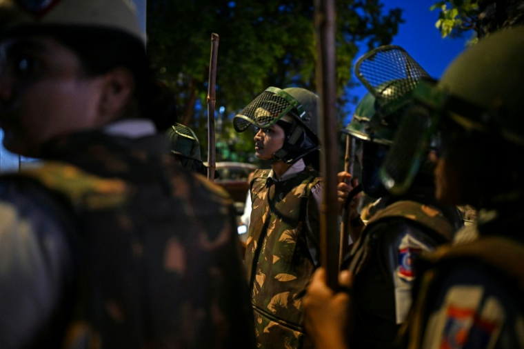 Des forces de sécurité montent la garde à Connaught Place, à New Delhi, le 24 juillet 2026, alors qu'une manifestation se poursuit à Jantar Mantar pour réclamer la démission du ministre indien de l'Education ( AFP / Sajjad HUSSAIN )