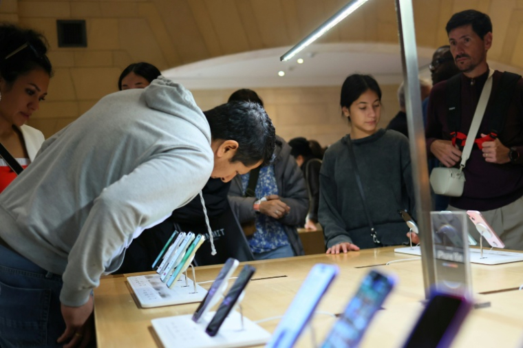 Des clients dans un Apple store à New York, le 4 avril 2025 ( GETTY IMAGES NORTH AMERICA / Michael M. Santiago )