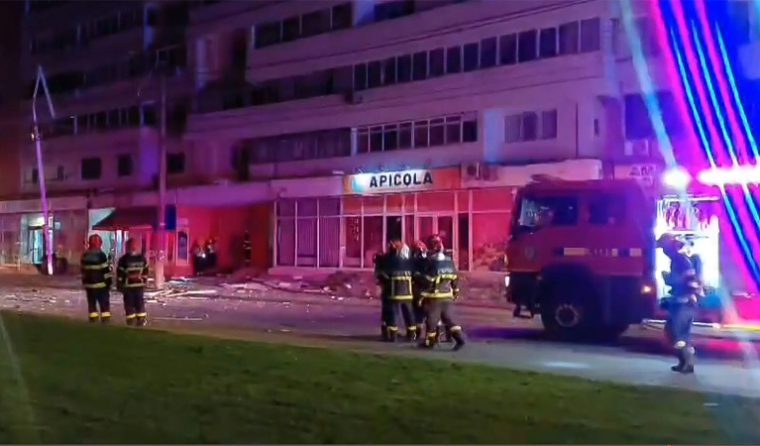 Image tirée d'une vidéo publiée sur la page Facebook des services d'urgence roumains, le 29 mai 2026, montrant des secouristes sur les lieux après le crash d'un drone sur un immeuble résidentiel à Galati, dans l'est de la Roumanie ( FACEBOOK / IGSU - Inspectoratul General pentru Situatii de Urgenta, Romania / - )