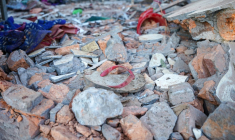 Décombres d’un hôpital endommagé lors d’une frappe aérienne de l’armée birmane qui a tué plus de 30 personnes à Mrauk U, dans l’ouest de l’État rakhine photographiés le 11 décembre 2025 ( AFP / STR )