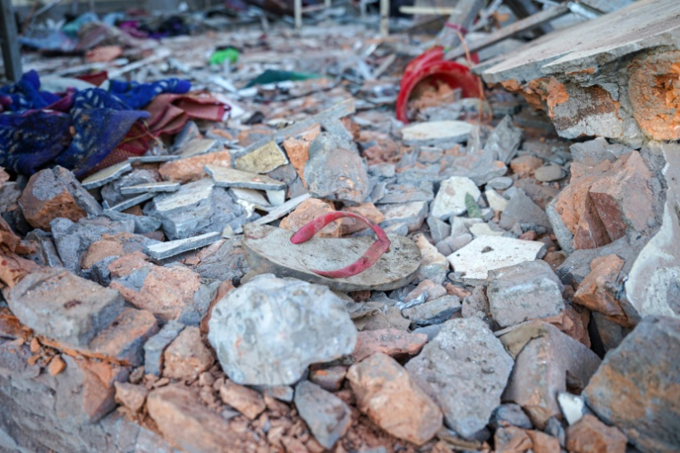 Décombres d’un hôpital endommagé lors d’une frappe aérienne de l’armée birmane qui a tué plus de 30 personnes à Mrauk U, dans l’ouest de l’État rakhine photographiés le 11 décembre 2025 ( AFP / STR )