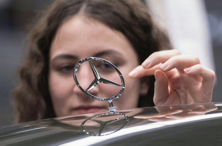 une employée de Mercedes-Benz à l'usine de Sindelfingen, 14 février 2023 ( AFP / THOMAS KIENZLE )