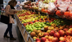 Une inspectrice de la Direction départementale de la protection des populations (DDPP) vérifie l'origine et l'étiquetage de fruits et légumes vendus dans un supermarché à La Madeleine (Nord), le 6 février 2024 ( AFP / Denis CHARLET )