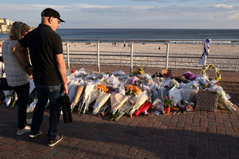 Des fleurs déposées sur la plage en hommage aux victimes de la fusillade survenue à Bondi Beach, à Sydney, le 20 décembre 2025 en Australie ( AFP / DAVID GRAY )