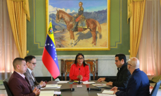 Image fournie par la présidence vénézuélienne montrant la présidente par intérim, Delcy Rodriguez (c), entourée de ministres, au palais de Miraflores, à Caracas, le 19 janvier 2026 ( Venezuelan Presidency / Marcelo Garcia )
