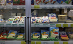 Produits fromagers exposés dans la section laitière d'un supermarché à Pékin, en Chine