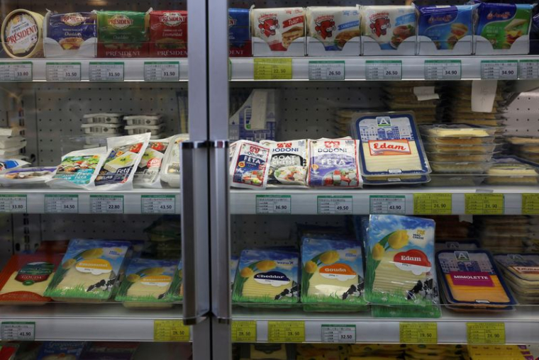 Produits fromagers exposés dans la section laitière d'un supermarché à Pékin, en Chine
