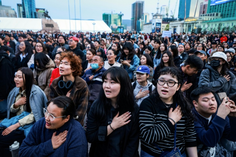 Des personnes chantent lors d'une manifestation appelant à la démission du Premier ministre mongol Luvsannamsrain Oyun-Erdene, le 21 mai 2025 à Oulan-Bator ( AFP / BYAMBASUREN BYAMBA-OCHIR )
