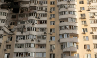 Immeuble endommagé après une attaque aérienne russe, le 6 juin 2025 à Kiev ( AFP / Roman PILIPEY )