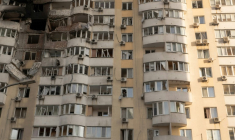 Immeuble endommagé après une attaque aérienne russe, le 6 juin 2025 à Kiev ( AFP / Roman PILIPEY )