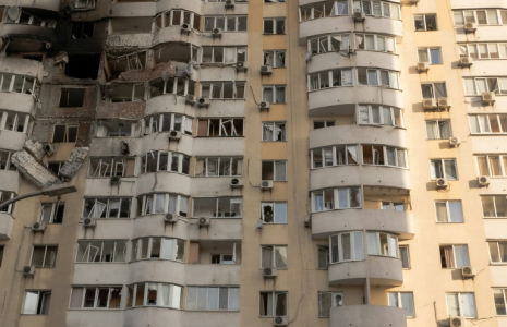 Immeuble endommagé après une attaque aérienne russe, le 6 juin 2025 à Kiev ( AFP / Roman PILIPEY )