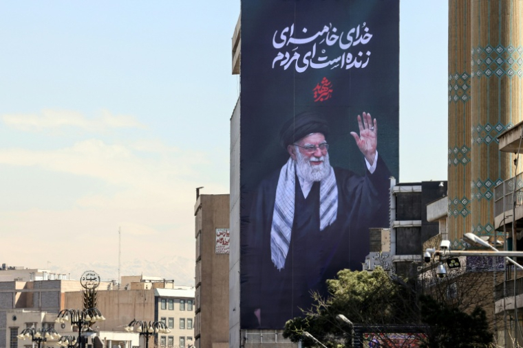 Un portrait géant de l'ayatollah Ali Khamenei, guide suprême iranien assassiné, avec l'inscription en persan "Son Dieu est toujours vivant" dans une rue de Téhéran, le 3 mars 2026 ( AFP / - )