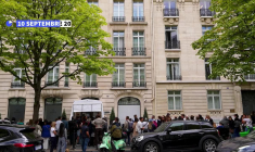 Céline Dion chante et danse avec des fans devant son hôtel à Paris
