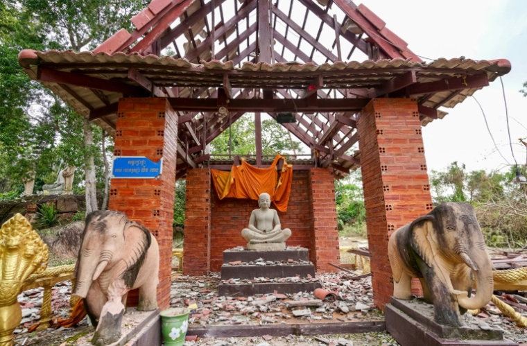 Une pagode endommagée par des tirs d'artillerie à Oddar Meanchey, au Cambodge, le 25 juillet 2025 ( AFP / - )