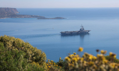 Le porte-avions français Charles De Gaulle quitte la baie de Souda