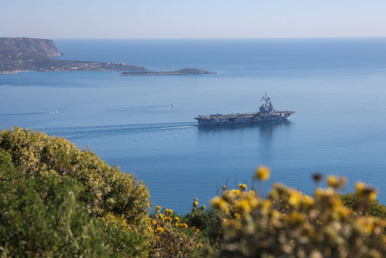 Le porte-avions français Charles De Gaulle quitte la baie de Souda