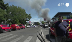 Les pompiers combattent l'incendie d'un entrepôt près de Paris, pas de victime