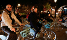 Emmanuel Grégoire (c), député du parti Socialistes et Apparentes et candidat à la mairie de Paris, rend à l'Hôtel de Ville de Paris en Vélib après sa victoire au 2e tour des municipales, le 22 mars 2026 à Paris  ( AFP / Kenzo TRIBOUILLARD )