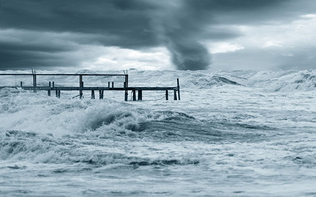 Contrairement à ce que l'on pourrait croire, les catastrophes naturelles ont eu tendance à diminuer, et leur coût à stagner, ces dernières années. (crédit : Adobe Stock)
