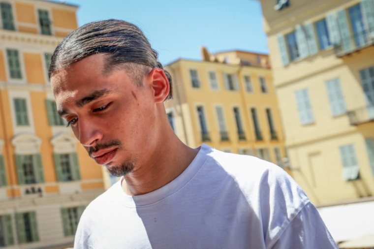 Le streamer Safine Hamadi, alias Safine, arrive au tribunal de Nice, le 6 juillet 2026, pour l'ouverture de son procès, avec son collègue streamer Owen Cenazandotti, alias Naruto, poursuivis pour des faits de violence liés au décès de Raphaël Graven, connu en ligne sous le nom de Jean Pormanove, survenu lors d'une diffusion en direct ( AFP / Valery HACHE )