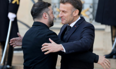 Le président ukrainien Volodymyr Zelensky est accueilli à l'Elysée par son homologue français Emmanuel Macron, le 6 janvier 2026 à Paris  ( AFP / Ludovic MARIN )