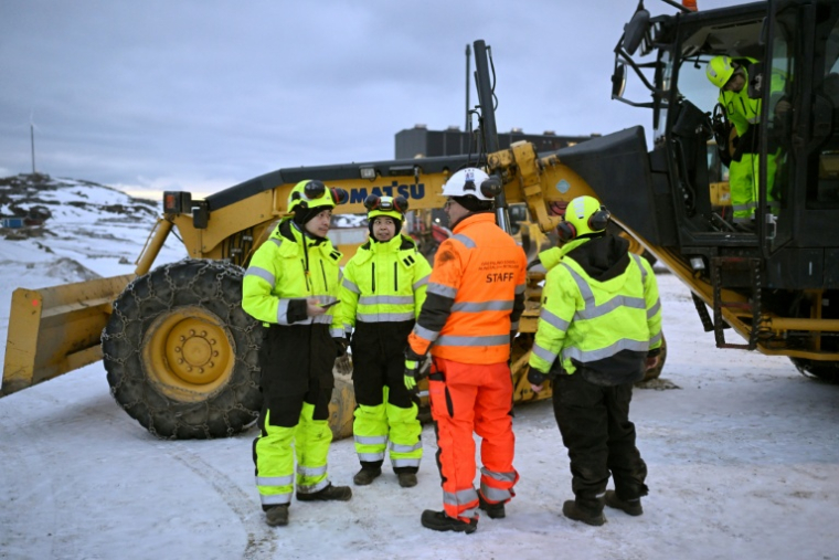 Kim Heilmann, professeur à l'Ecole des minéraux et du pétrole du Groenland donne des instructions à des étudiants qui s'apprêtent à s'entraîner à opérer des engins lourds, le 2 février 2026 à Sisimiut ( AFP / Ina FASSBENDER )