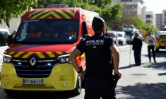 Un policier sur les lieux où deux personnes ont été tuées et trois autres blessées lors d'une fusillade dans le quartier des Moulins à Nice, le 11 mai 2026 ( AFP / Frederic DIDES )