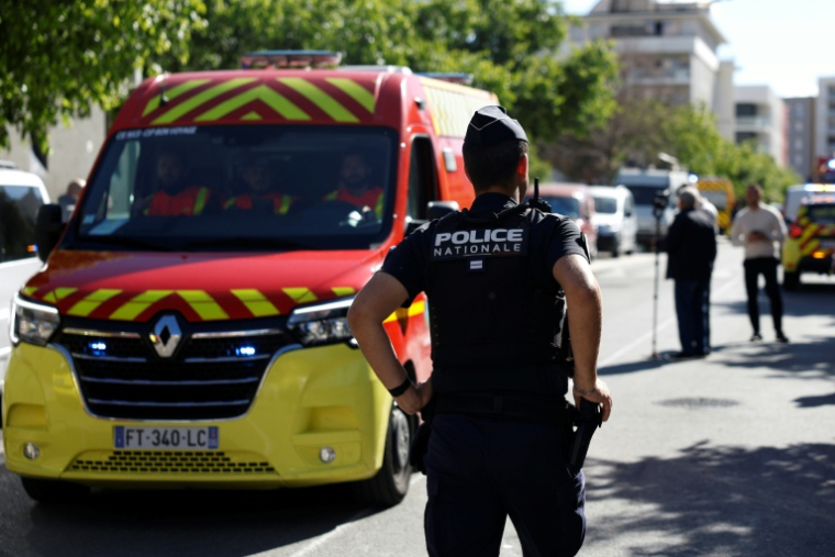 Un policier sur les lieux où deux personnes ont été tuées et trois autres blessées lors d'une fusillade dans le quartier des Moulins à Nice, le 11 mai 2026 ( AFP / Frederic DIDES )