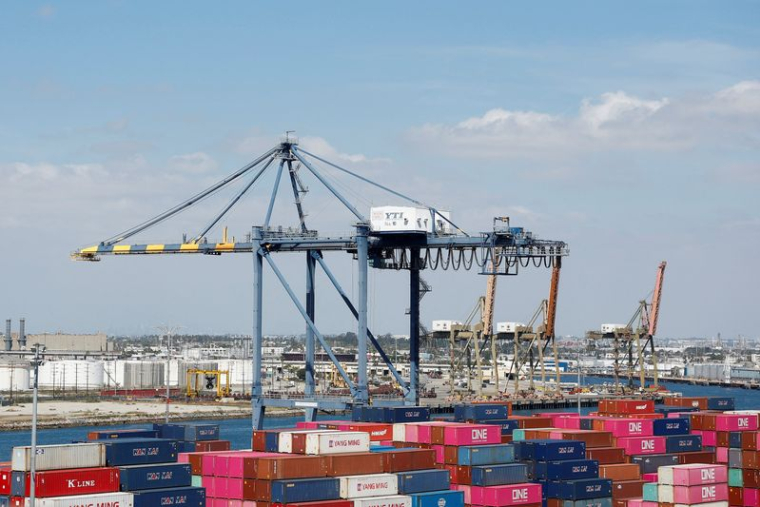 Conteneurs d'expédition dans le port de Los Angeles