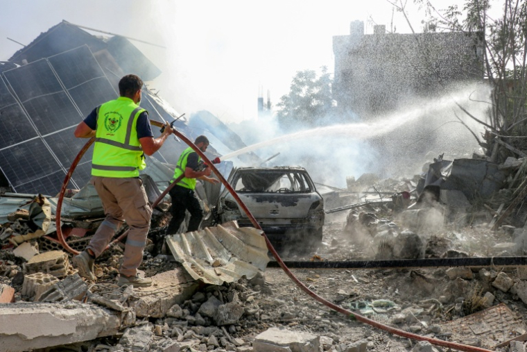 Des secouristes sur le site d'une frappe aérienneisraélienne dans le village d'Arnoun, dans le sud du Liban, le 12 mai 2026 ( AFP / - )