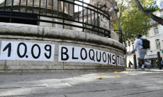Affiche appelant à bloquer la France le 10 septembre à Marseille, le 8 septembre 2025  ( AFP / Christophe SIMON )