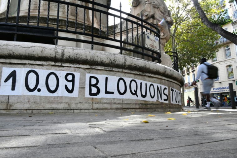 Affiche appelant à bloquer la France le 10 septembre à Marseille, le 8 septembre 2025  ( AFP / Christophe SIMON )